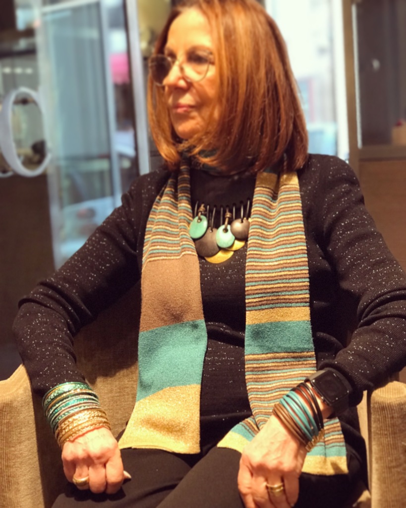 Cilla indossa un "Bracciale a fascia" nelle calde nuance 66b) Turchese/Marrone  abbinato ad originali pezzi unici della collezione "Ethno Chic"