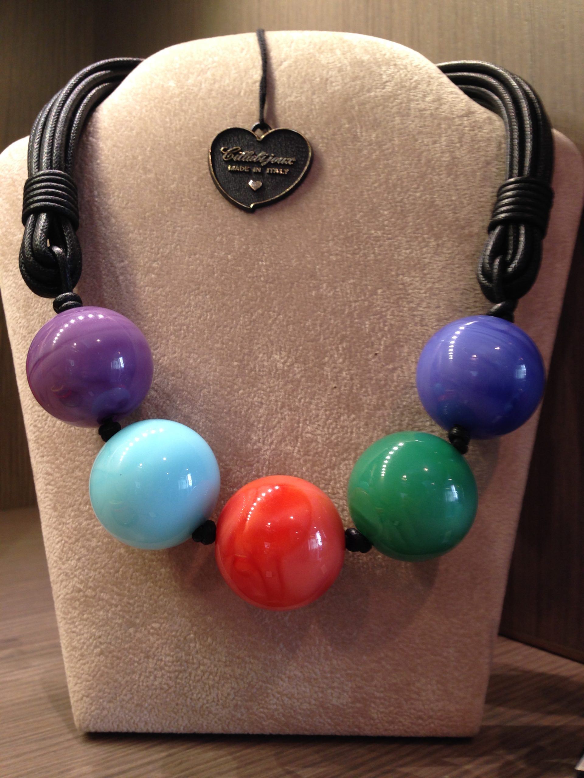 Collana con 5 maxi boulle in plexiglas 50) Multicolor