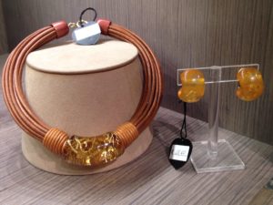 Orecchini ponticello plexi  abbinati ad un collier tubolare con elemento ad arco. - 31) Ambra -