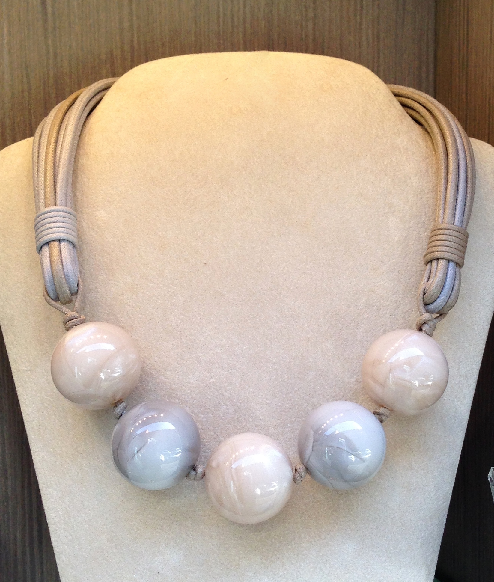 Collana con 5 maxi boulle in plexiglas 55) Beige/Grigio cenere