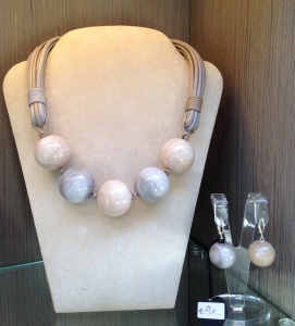 Collana con 5 maxi boulle in plexiglas 55) Beige/Grigio cenere