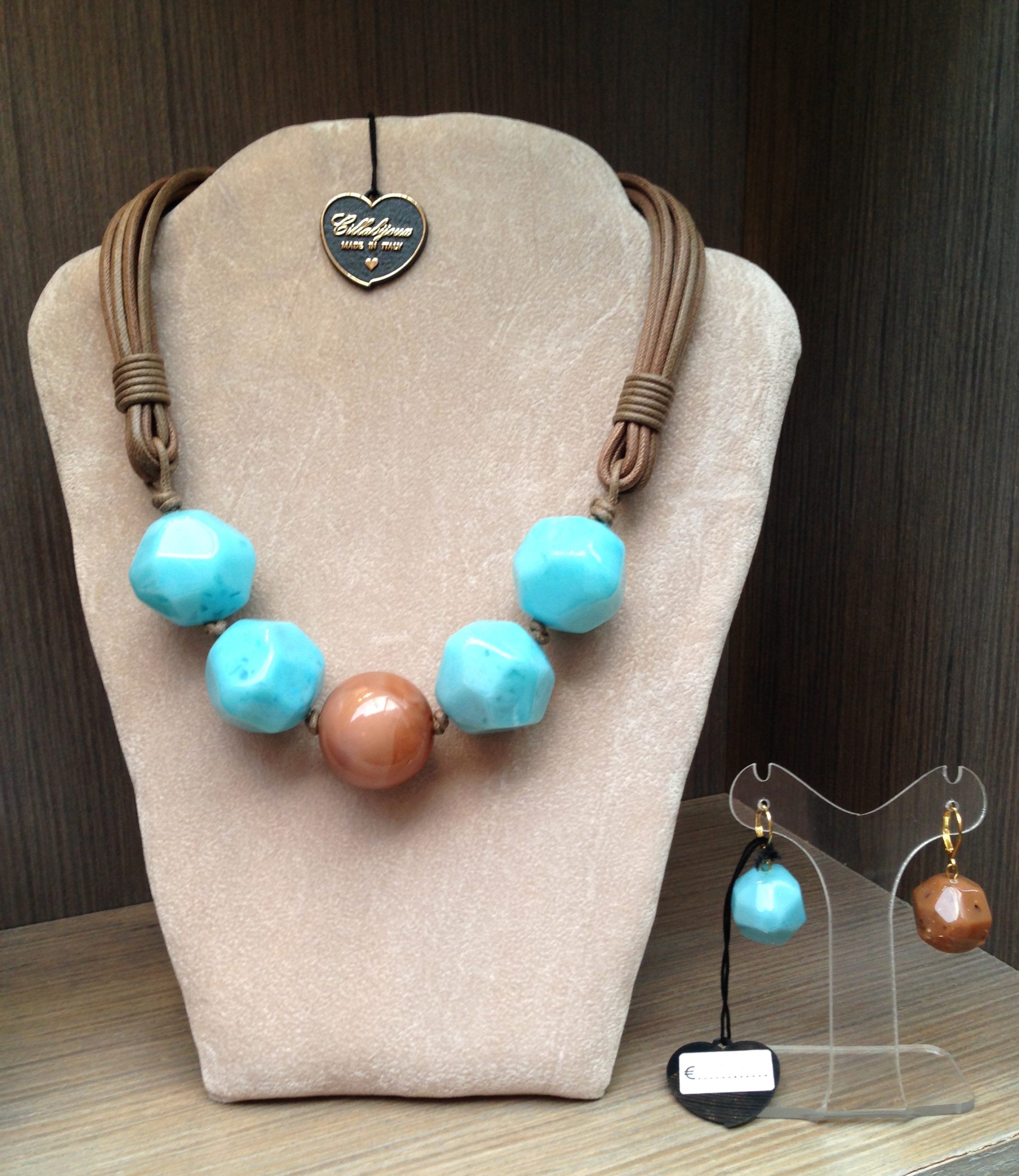 Collana con 5 maxi boulle in plexiglas 66) Turchese/Tortora