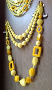 "Coppia di collane a gradazione" e "Collana elementi geometrici plexi" - 40) Giallo -