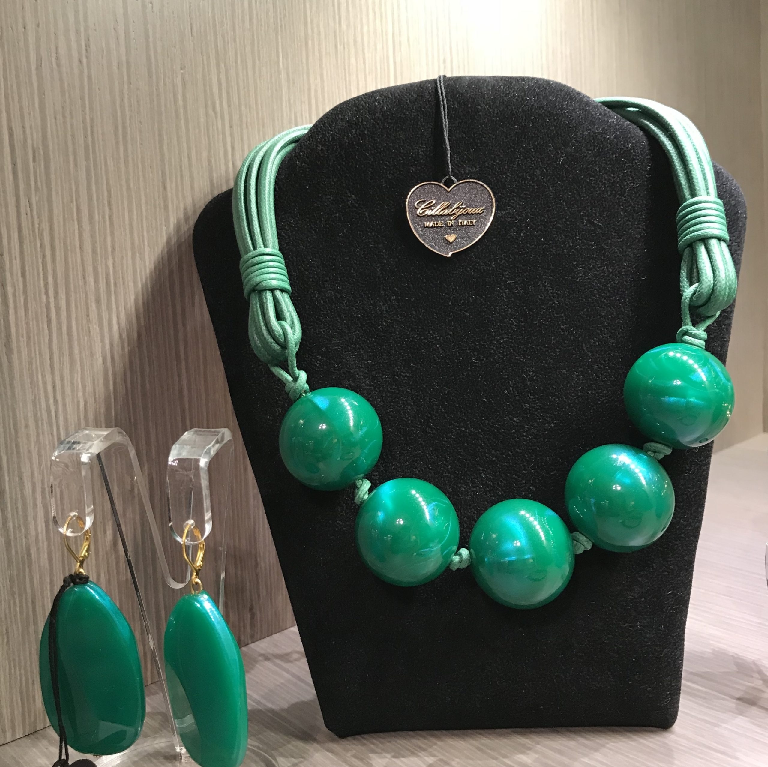 Collana con 5 maxi boulle in plexiglas 22) Verde smeraldo