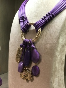 Dettaglio della Collana con cerchio serpe e ciondoli  14) Viola