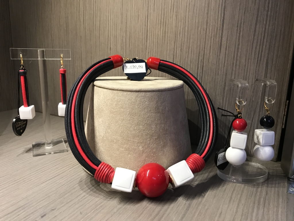 Collier tubolare con boulle e cubi  70) Bianco/Rosso/Blu Navy 