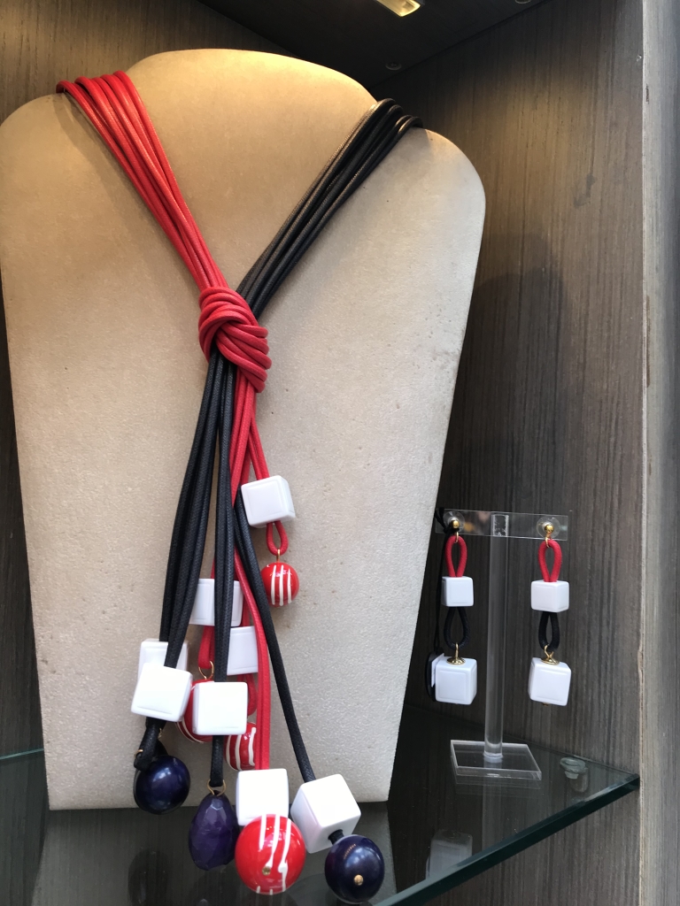 Collana a frusta con cubetti in plexiglas  70)Bianco/Rosso/Blu Navy 