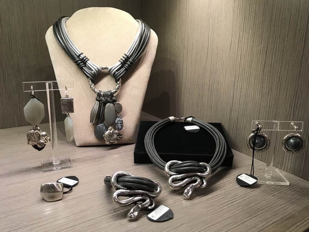 Una delle nostre vetrine con originali e sofisticate creazioni nelle nuance del grigio.