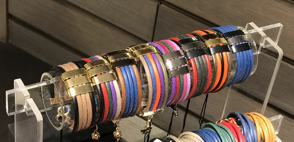 Bracciali in filato con passante - colori assortiti -