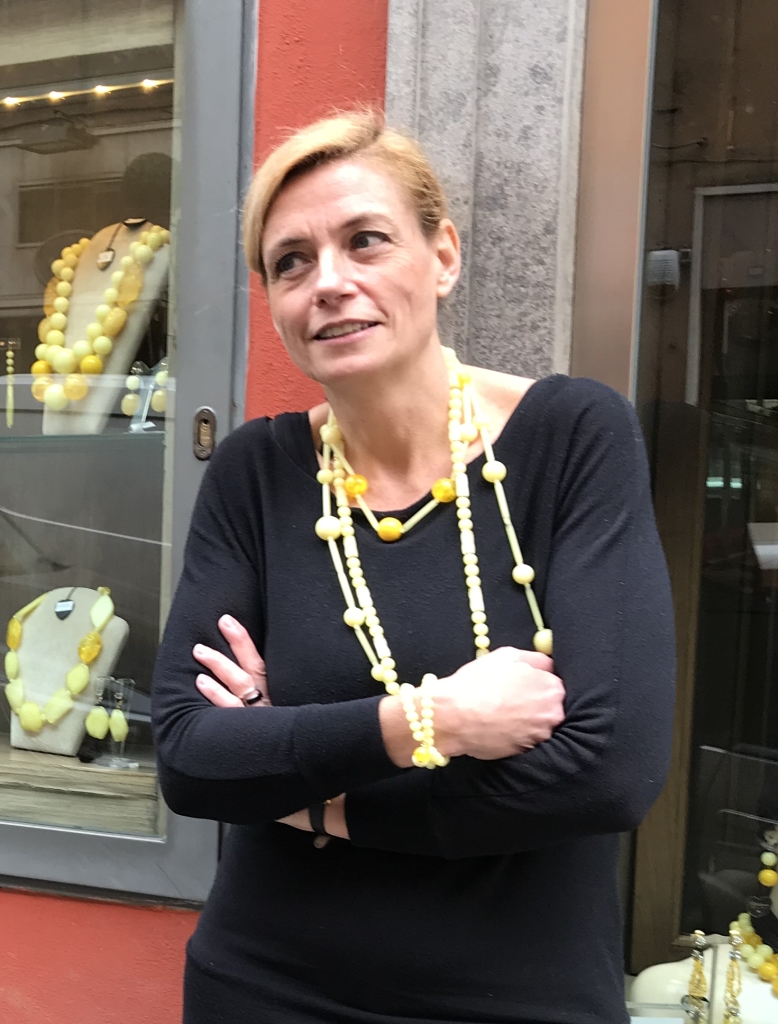 Sabrina indossa vivaci bijoux gialli della collezione "Women's day inspiraton"