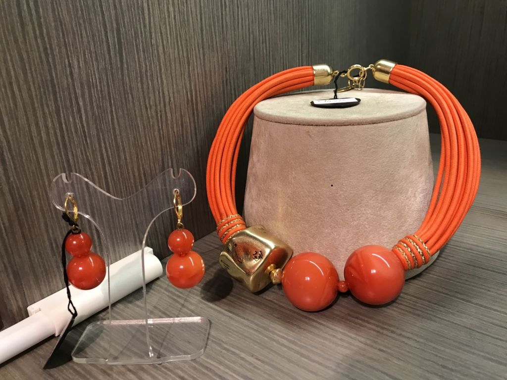 "Collier tubolare con sfere ed elemento fantasia metallizzato (medio)" e "Orecchini doppia sfera" -  10) Arancione  
