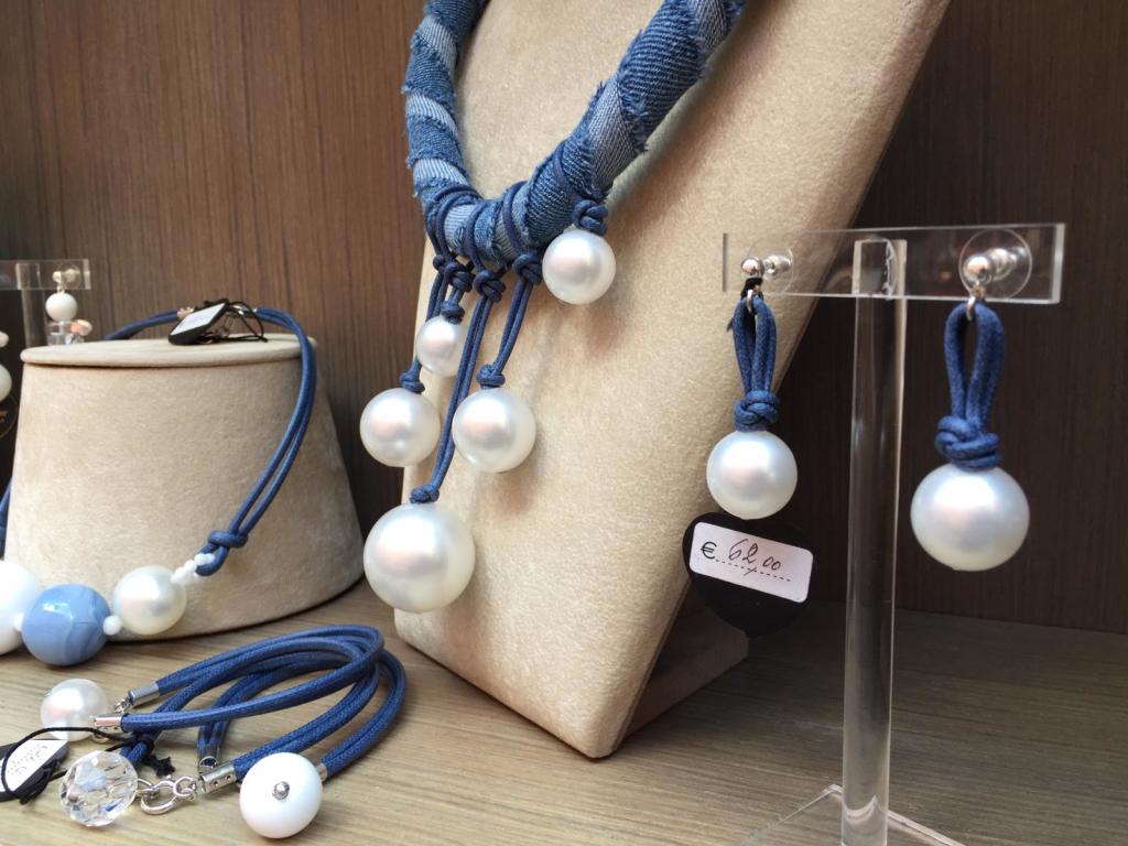 "Orecchini sfera perla e filato"  da abbinare con altri bijoux della collezione "Jeans Collection"  - 44) Azzurro Jeans -