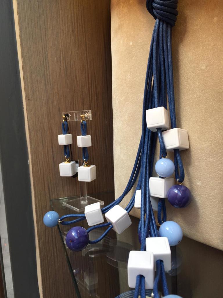 Particolare della "Collana a frusta con cubetti in plexiglas"  44) Jeans sfumato