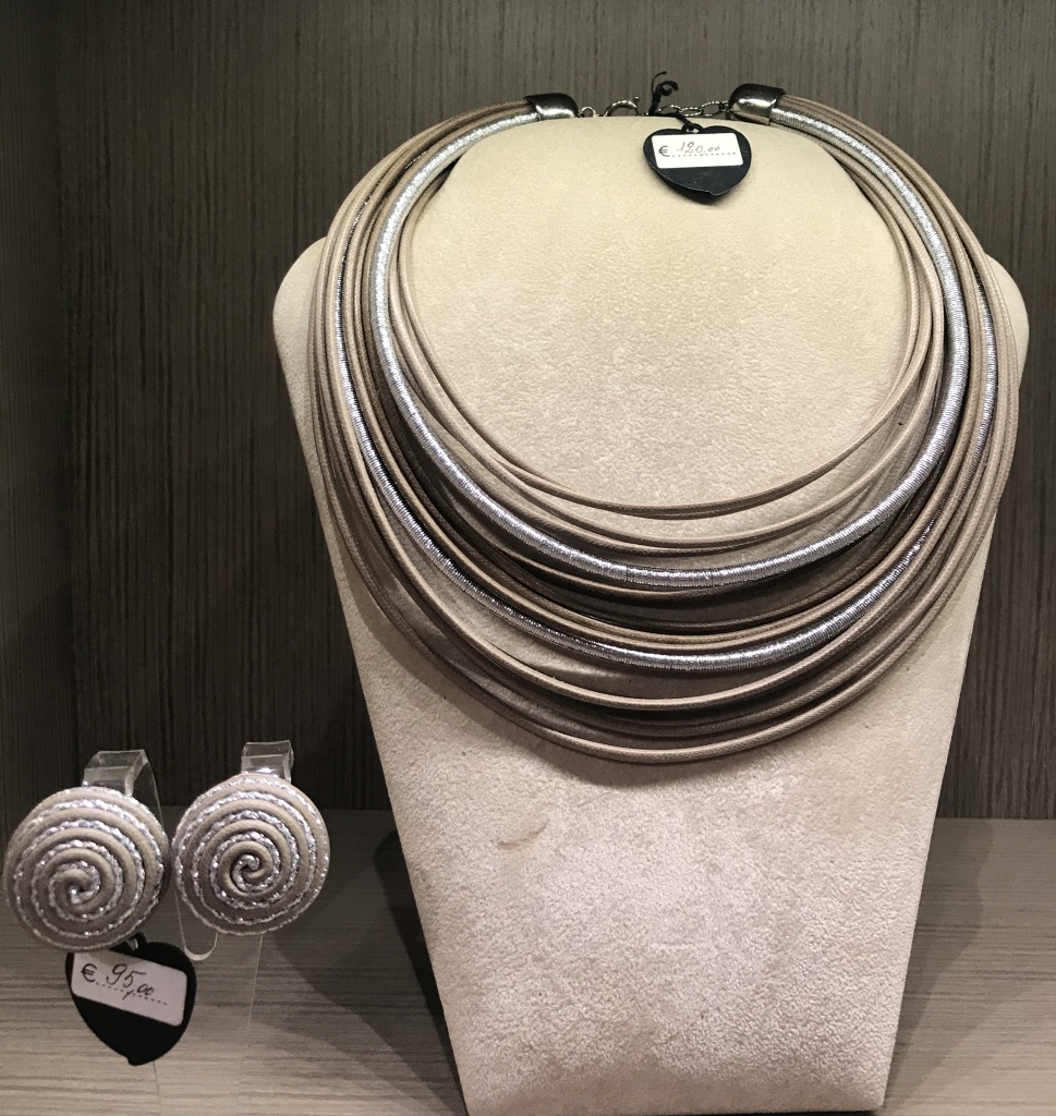 Collana di filato a gradazione con lurex e orecchini a spirale in passamaneria  -  05) Tortora sfumato
