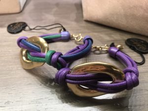 Bracciali con anello martellato nelle varianti 14) Viola e 86) Smeraldo/Viola/Azzurro