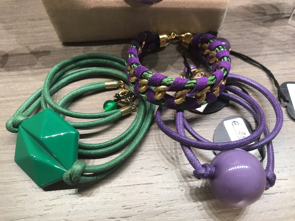 Una delle nostre vetrine in verde e viola con tre proposte di bracciali: Bracciale doppio giro con elemento grande, bracciale catena e passamaneria e bracciale con maxi sfera.