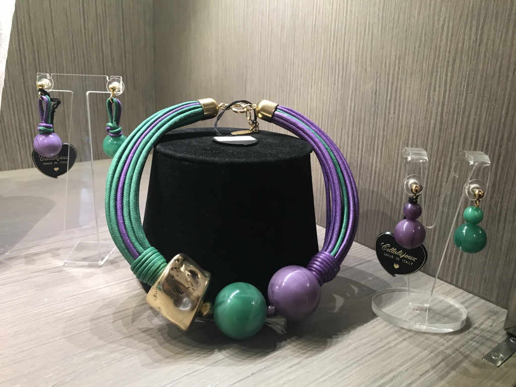 Collier tubolare con sfere ed elemento fantasia metallizzato  59) Verde smeraldo/Viola