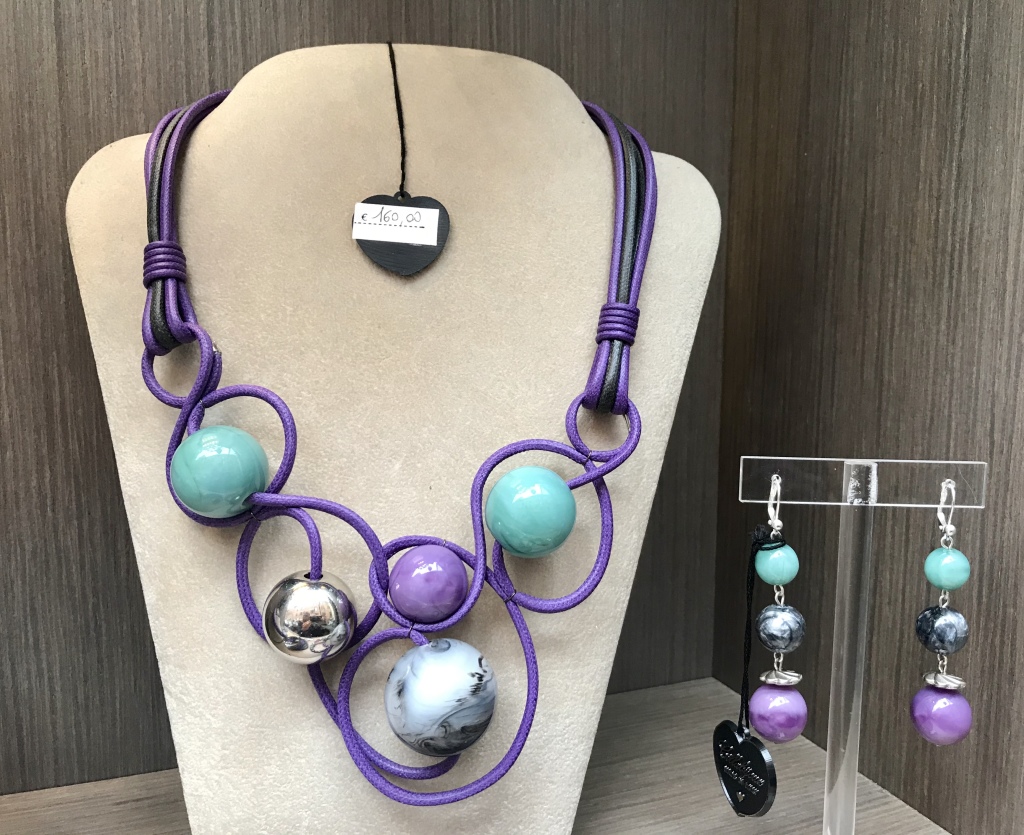 Collana volute fantasia 101) Grigio/Verde marino/Viola