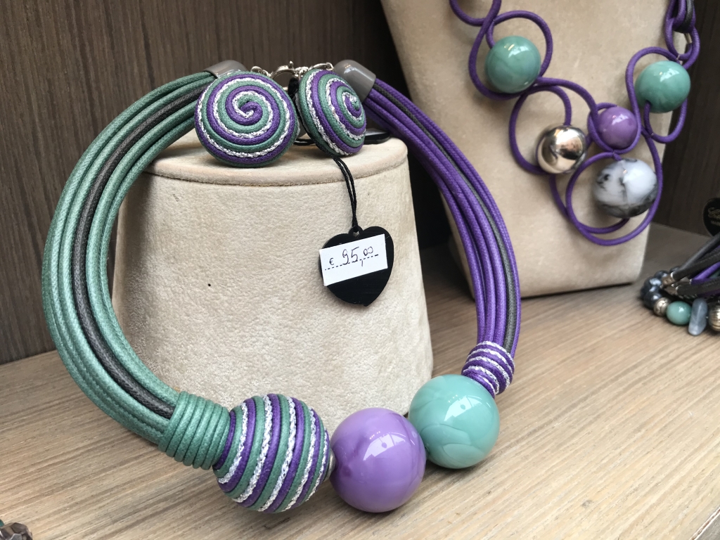 Collier tubolare con sfera ricoperta  101) Grigio/Verde marino/Viola