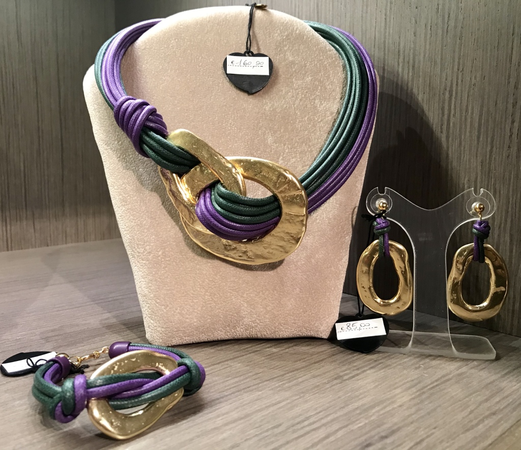 Parure anelli martellati: girocollo, orecchini e bracciale  59) Verde/Viola