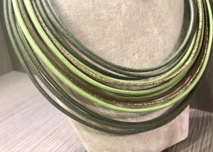 Collana di filato a gradazione con lurex  23/46) Verde militare/Pistacchio
