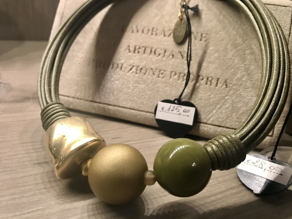 Collier tubolare con sfere ed elemento fantasia metallizzato (medio)  -  23) Verde militare