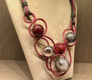 Collana volute fantasia 93) Grigio/Rubino