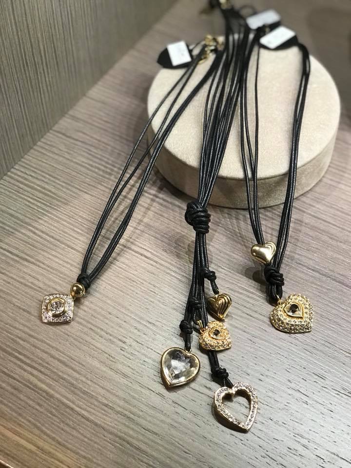 A sinistra "Ciondolo gioiello carrè" , al centro e a destra due collane della collezione "Cuoricini". 01) Nero